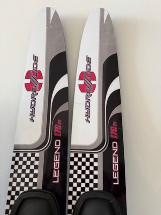 Tabla Wakeboard Faction y Esquís Acuáticos