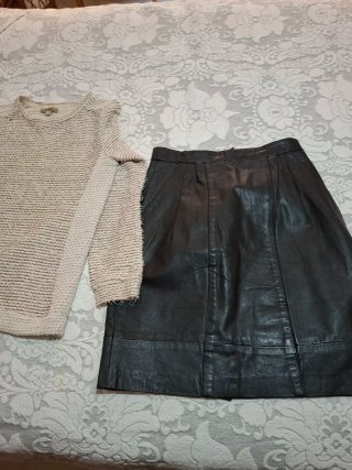 Falda de piel negra autenticay jersey beige