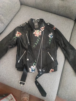 Cazadora cuero con bordados florales