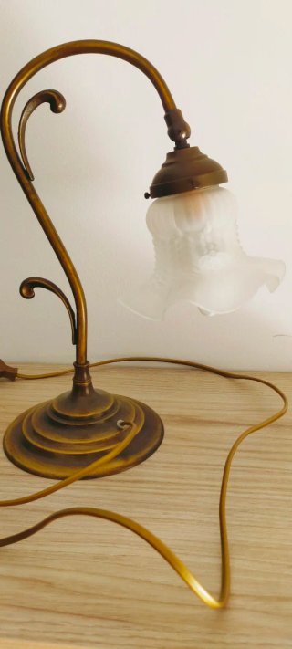 Lámpara de mesa dorada con pantalla de cristal