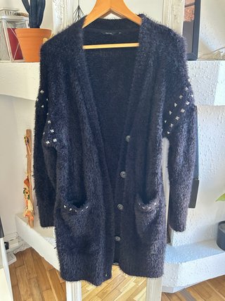Cárdigan de pelo negro con tachuelas