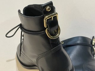 Botins Estilo Militar em Pele Pretos