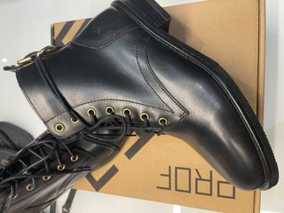 Botins Estilo Militar em Pele Pretos