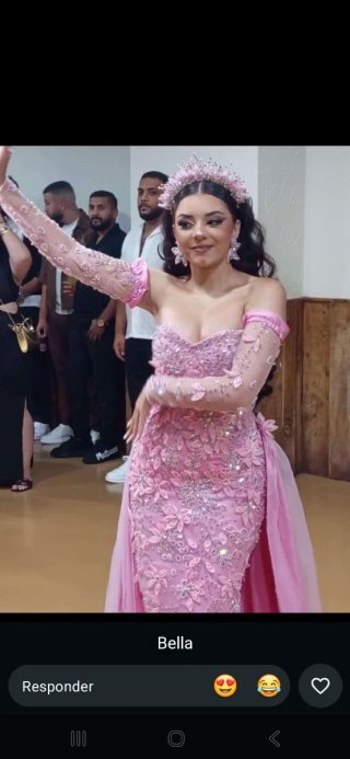 Vestido de novia rosa con detalles florales