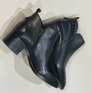 Botins de Pele Pretos com Detalhes Dourados