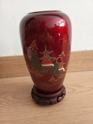 Jarrón chino rojo con base de madera