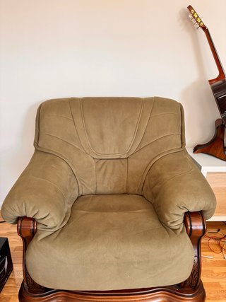 Sillones de piel con base de madera
