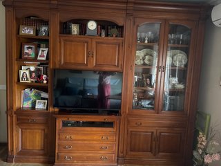 Mueble de madera con vitrina