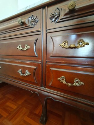 Cómoda de madera con mármol