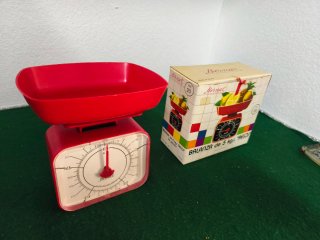 Báscula de cocina roja vintage