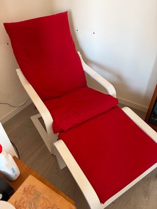 Sillón reclinable Ikea rojo con reposapiés