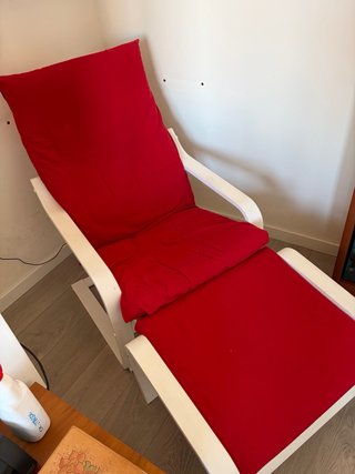 Sillón reclinable Ikea rojo con reposapiés