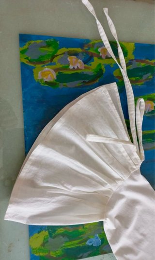 Blusa blanca con mangas de volantes y lazos