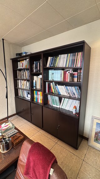 Conjunto de Estanterías con Armarios y mueble bajo