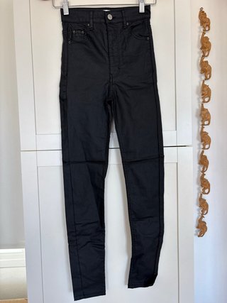 Pantalón skinny negro ajustado