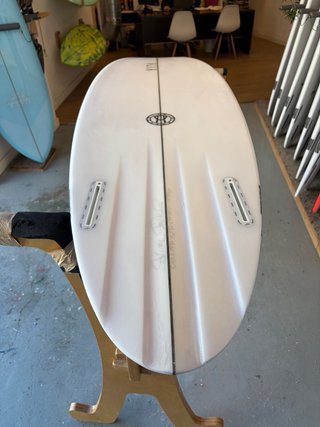 Tabla de surf Twin 5'10 con funda