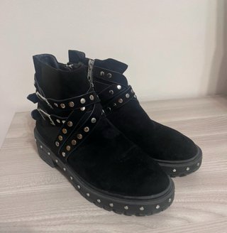 Botines negros con tachuelas y hebillas