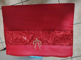 Maxi pochette rossa con dettagli glitter..