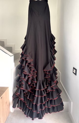 Bata de cola flamenca negra y roja
