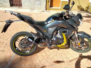 Moto Zontes Naked Negra y Amarilla