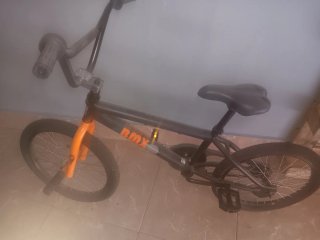 Bicicleta BMX Naranja y Negra