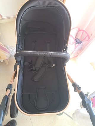 Carrito de bebé negro y dorado