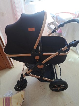 Carrito de bebé negro y dorado