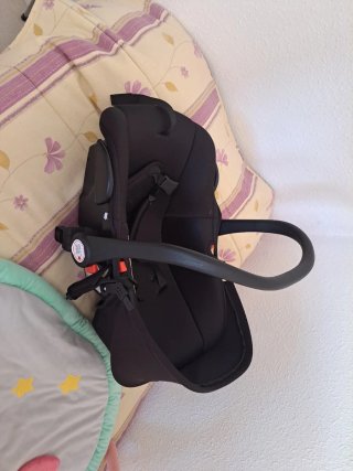 Carrito de bebé negro y dorado