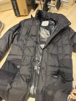 Abrigo Moncler negro.