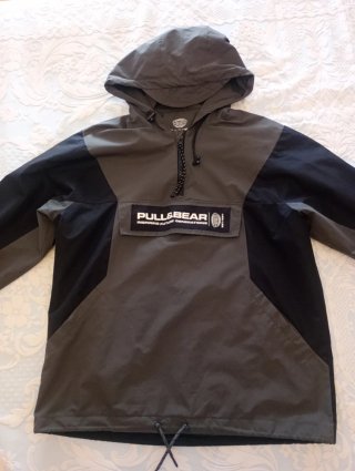 Chubasquero Canguro Pull&Bear Negro/Gris
