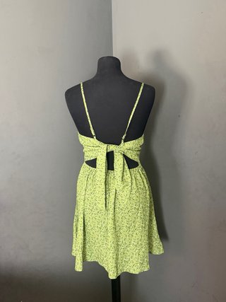 Vestido verde floral con abertura