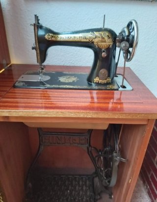 Máquina de coser Singer con mueble