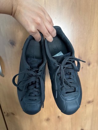 Nike Cortez Negras y Doradas