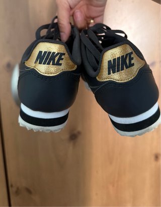 Nike Cortez Negras y Doradas