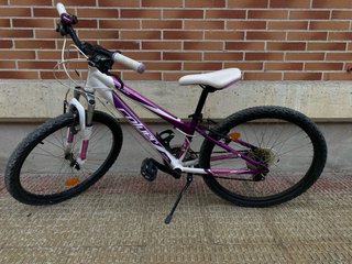 Bicicleta niña morada y blanca