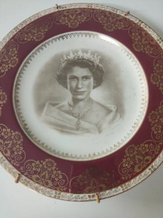 Plato antiguo con retrato de la Reina Isabel