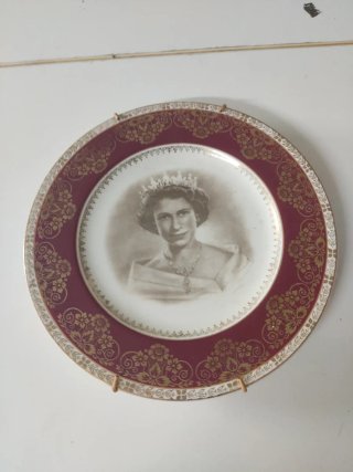 Plato antiguo con retrato de la Reina Isabel
