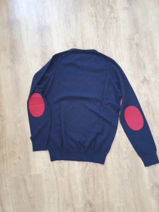 Jersey Azul con Parches Rojos