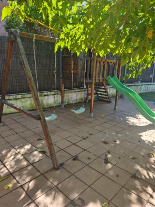 Parque infantil con columpios y tobogán