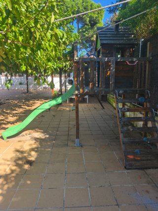 Parque infantil con columpios y tobogán