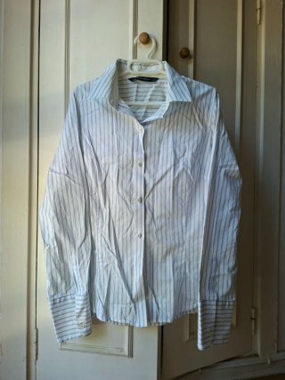 Camisa de rayas blanca y azul