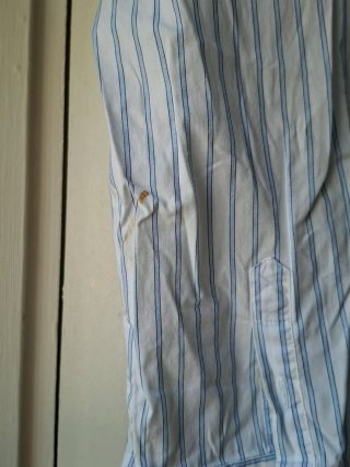 Camisa de rayas blanca y azul