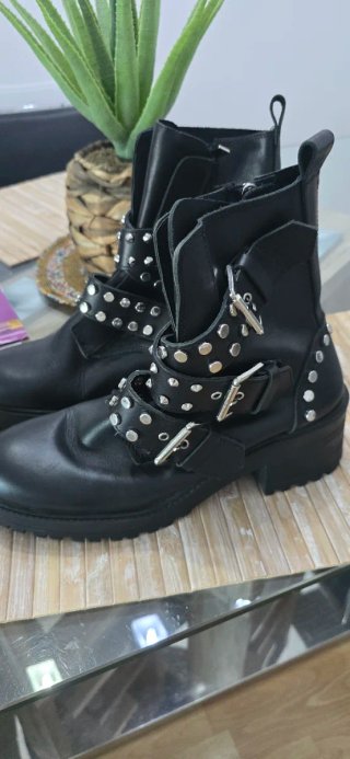 Botines negros talla 41 con tachuelas