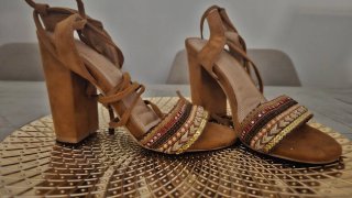 Sandalias Marrones con Detalle Étnico