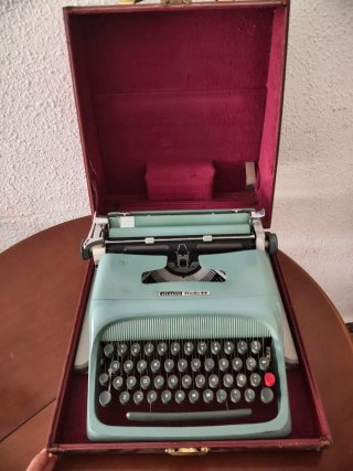 Máquina de escribir Olivetti Studio 44