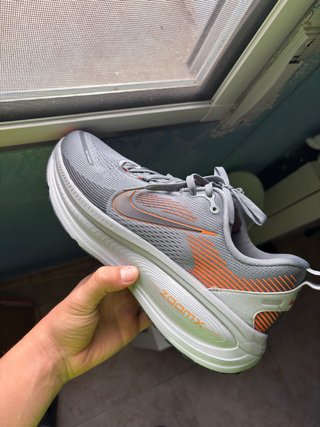 Nike Vomero 18 gris y naranja