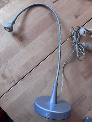 Lámpara de mesa IKEA plateada
