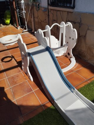 Tobogán y columpio infantil