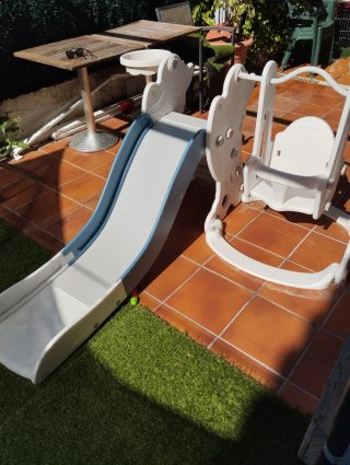Tobogán y columpio infantil