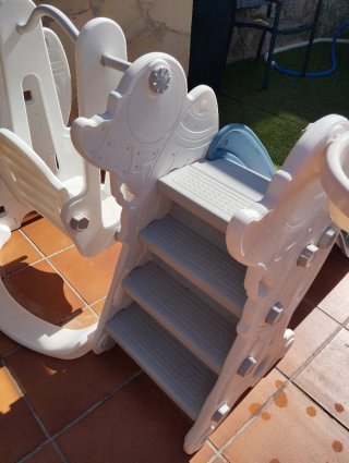 Tobogán y columpio infantil